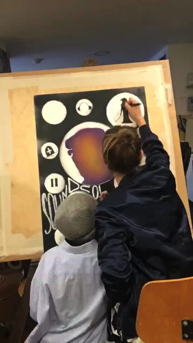 Kinder malen und zeichnen ein Plakat zu Franz Holländer